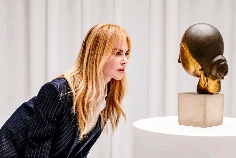 Was macht Nicole Kidman im Werbespot für eine Brâncuși-Skulptur?