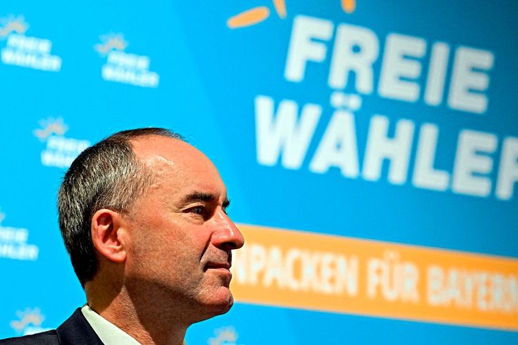 Hubert Aiwanger, vor Freie Wähler Hintergrund.