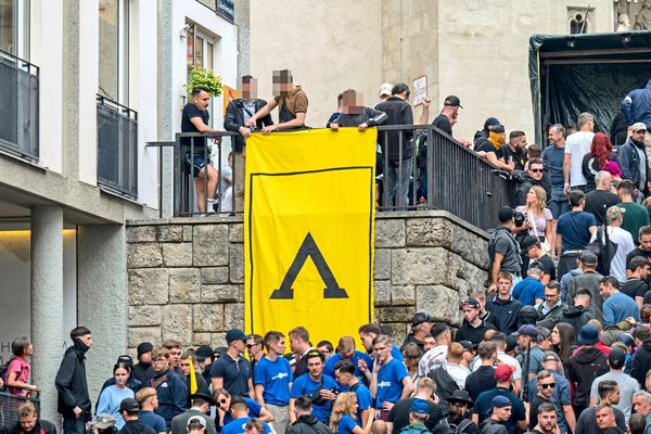 Gr-ne-schlagen-nach-Marsch-mit-Rechtsextremen-und-Neonazis-Alarm