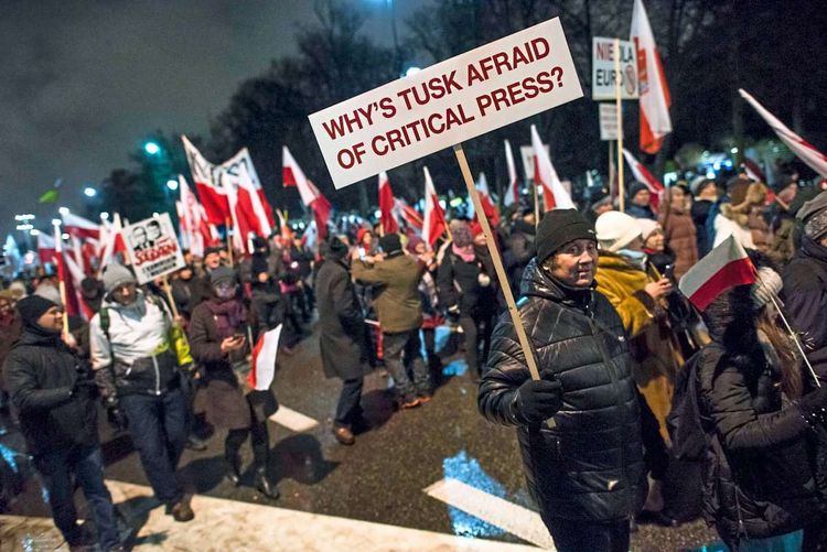Demonstration gegen die neue Regierung in Warschau. Auf einem Schild steht: 