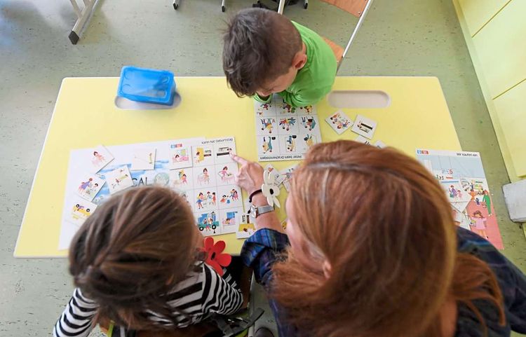 Kinder arbeiten in der Schule mit Bildgeschichten