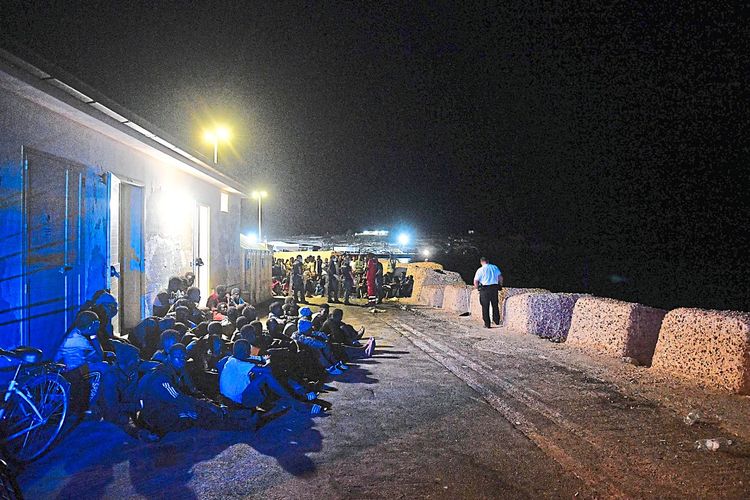 Wartende Menschen auf Lampedusa.