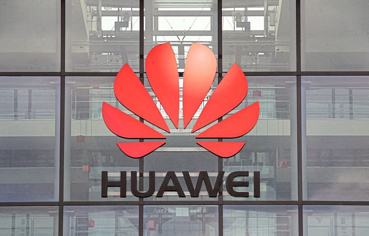 Das Huawei-Logo ist auf einer Glasfassade zu sehen.