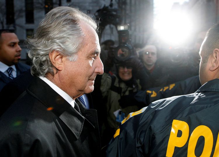 Bernie Madoff wird von der Polizei abgeführt.