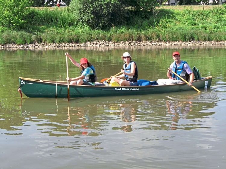 Familie Zimmermann im Kanu, am Wasser.