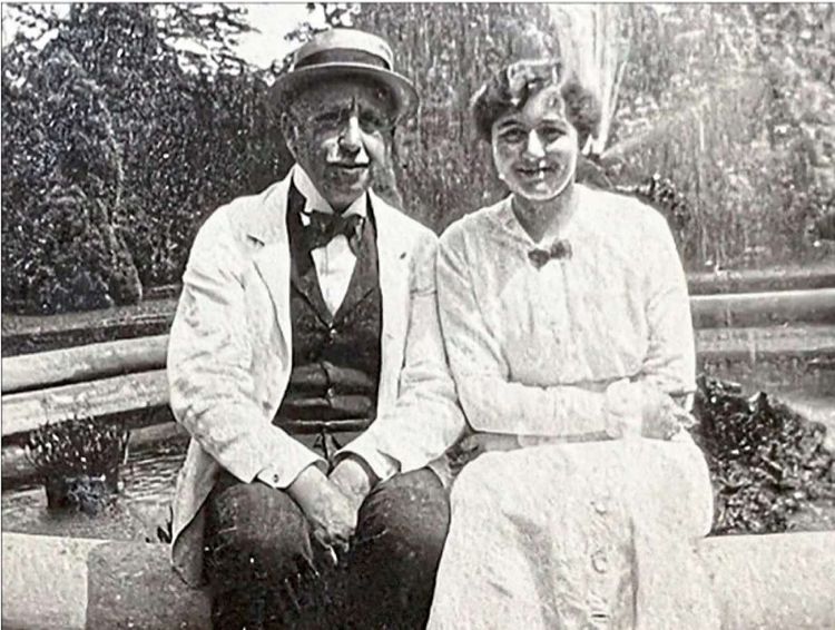 Die Aufnahme aus dem Fotoalbum von Margarethe Lieser zeigt ihre Tante Lilly und deren Ex-Ehemann Justus Lieser 1916 in Pöchlarn