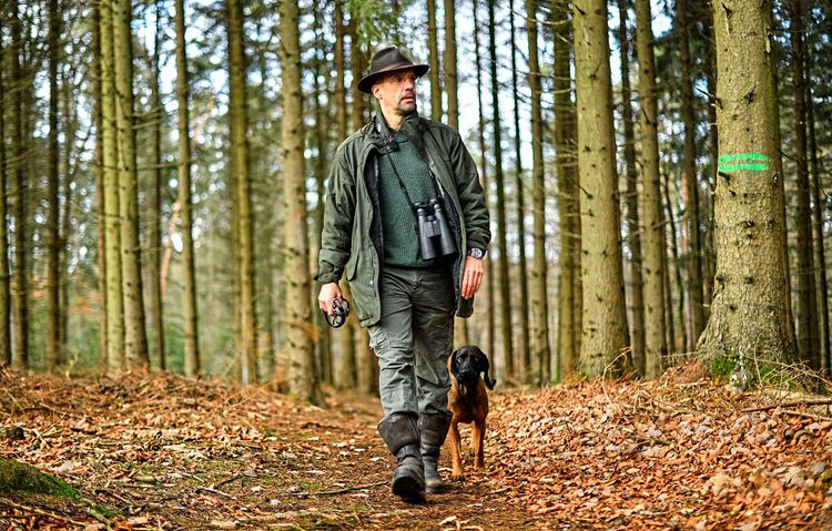 Dirk Gratzel mit seinem Hund Emil im Wald