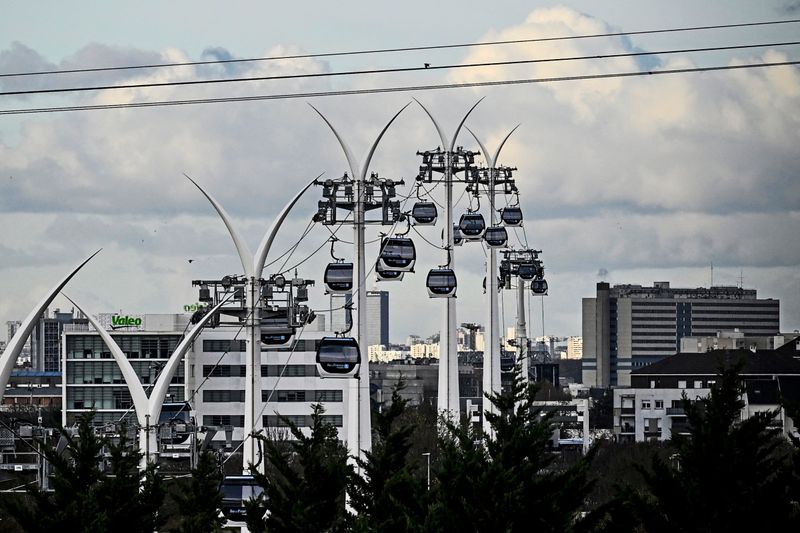 Die längste Seilbahn Europas verbindet Schlafstädte miteinander