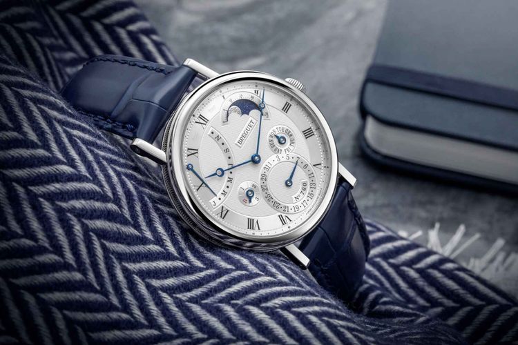 Quantième Perpétuel 7327 von Breguet: Die Marke war in den 1920ern knapp hinter Patek Philippe mit den ersten Armbanduhren mit ewigem Kalender am Start. Das Uhrwerk dieses Modells verfügt über ein mechanisches 