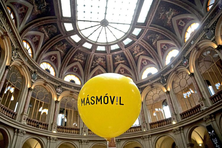 Ein Luftballon mit dem Logo von Masmovil.