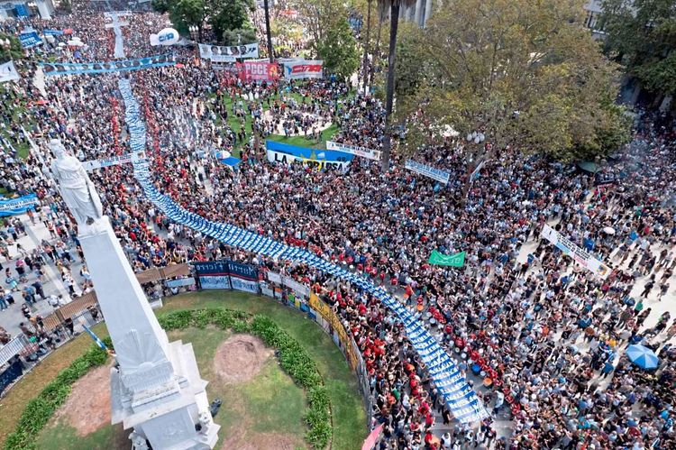 Der Demonstrationszug auf der Plaza de Mayo
