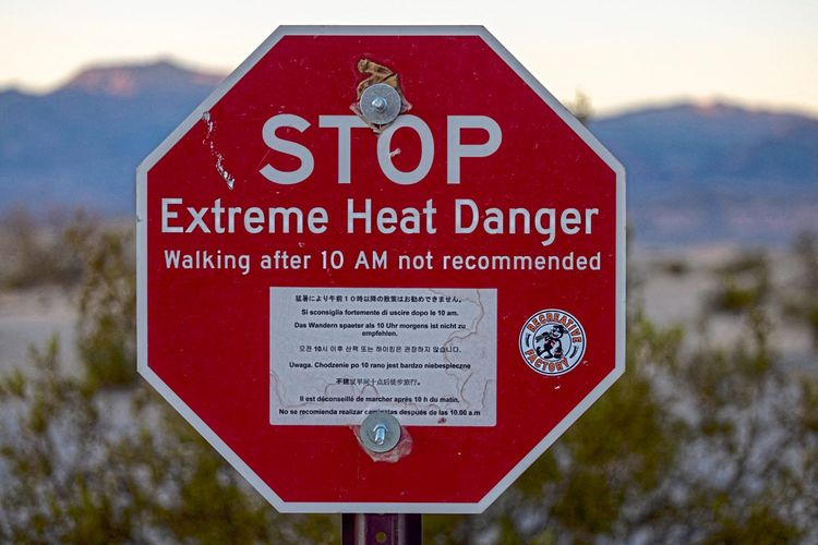 Eine Hitzewarnung im Death Valley. Auf einem roten Schild steht in weißer Schrift: 