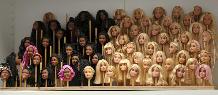 Köpfe von Barbie-Puppen