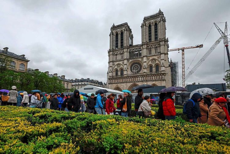 Trotz oder womöglich auch wegen der Bauarbeiten ist die Notre Dame weiterhin eine der Attraktionen von Paris.