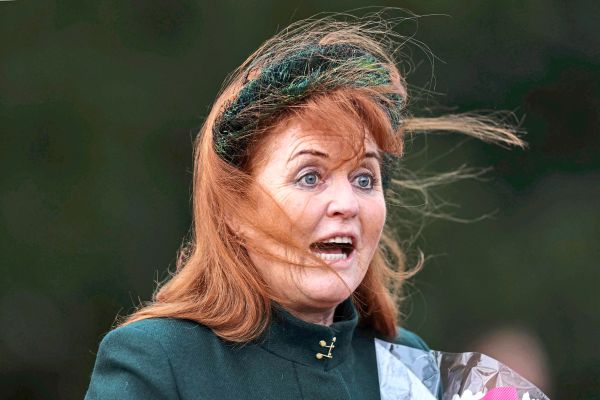 Hollywood-ruft-nach-Fergie-Katy-Perry-wirft-Kreditkarte-in-Trevi-Brunnen