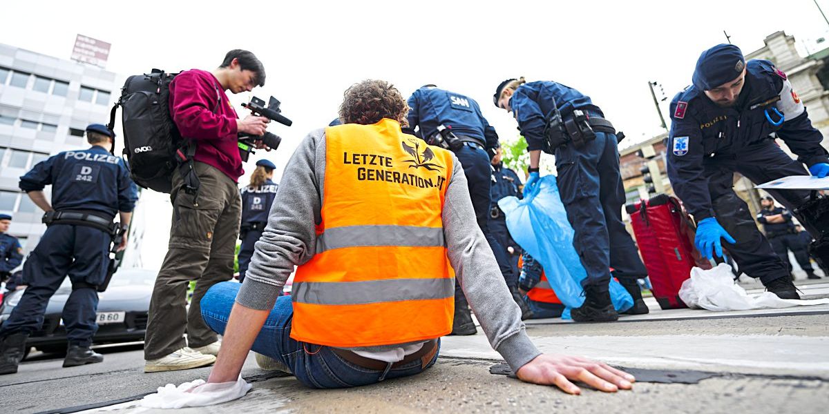 Letzte Generation Blockiert Ringstraße - International - DerStandard.de ...