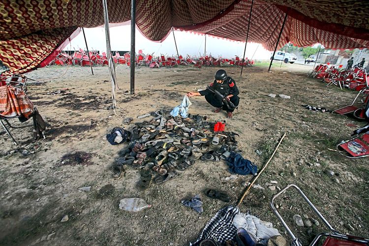 Ein Zelt in Pakistan mit Schuhen der Verstorbenen.
