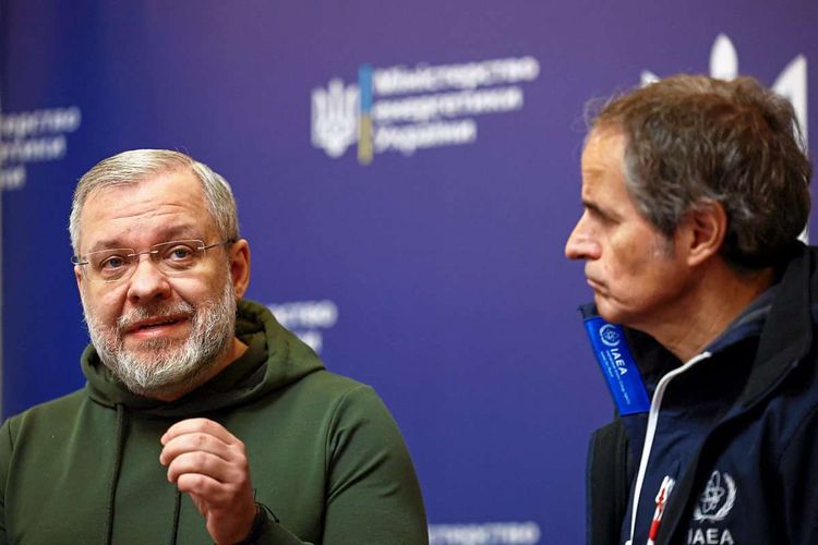 Herman Haluschtschenko (li.) mit IAEA-Chef Rafael Grossi in Kiew.
