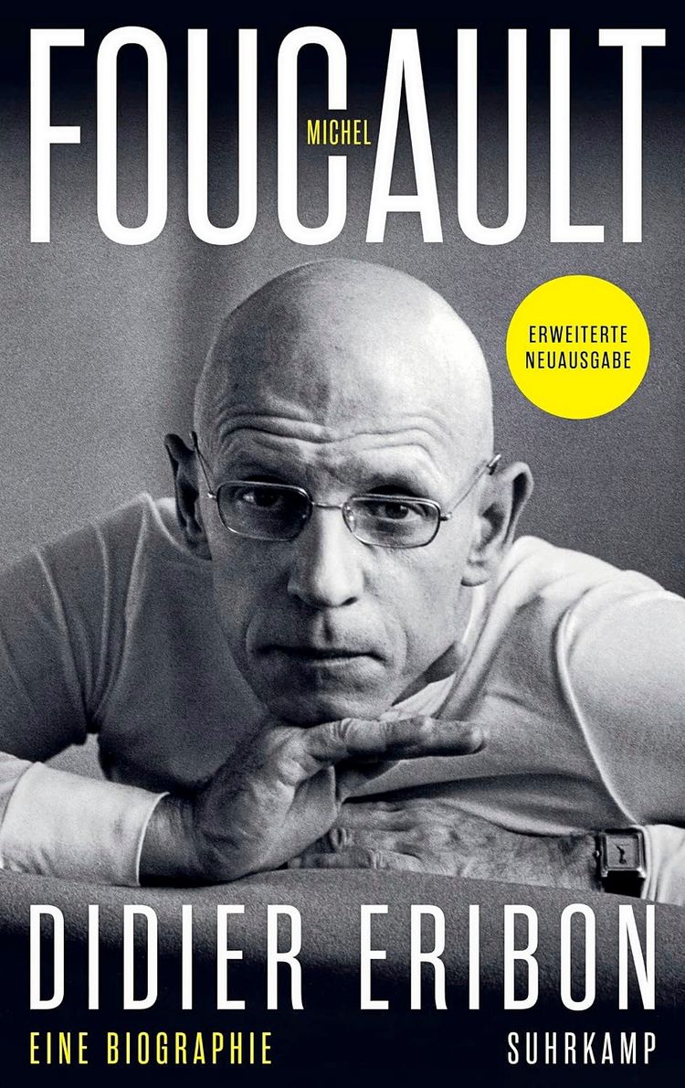 Buchcover: Oben steht groß „Foucault“ in weißer Schrift, mit „Michel“ in kleinerer gelber Schrift eingefügt. Darunter Schwarz-Weiß-Foto eines Mannes mit Brille, der den Kopf auf eine Hand stützt. Unten der Text: „Didier Eribon – Eine Biographie“. Rechts „Erweiterte Neuausgabe“ in einem gelben Kreis. Verlagsname „Suhrkamp“ unten rechts.