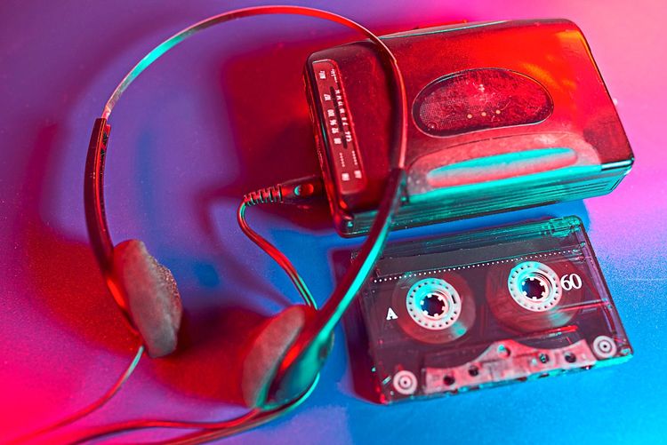 Ein Walkman, daneben ein altmodischer Kopfhörer und eine Musikkassette
