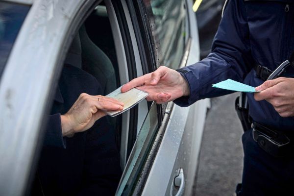 Fahrlehrerin-soll-bekifft-durch-Pariser-Vorort-gerast-sein