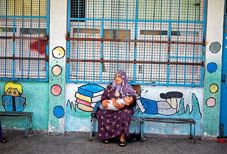 Ein Palästinenserin mit ihrem Kind.