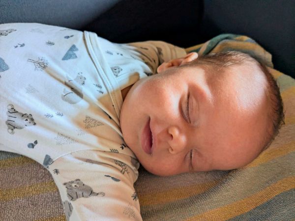 Warum-Hitze-Babys-stark-zusetzt-und-worauf-Eltern-achten-k-nnen