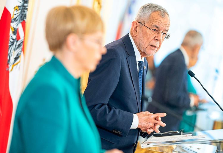 Bundespräsident Alexander Van der Bellen redet am Rednerpult. Verschwommen im Vordergrund danebenstehend ist die slowenische Präsidentin Natasa Pirc Musar zu sehen.