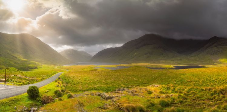 Der Wild Atlantic Way bietet mit mehr als 2.600 Kilometern Länge ein kontrastreiches Roadmovie über Irland.
