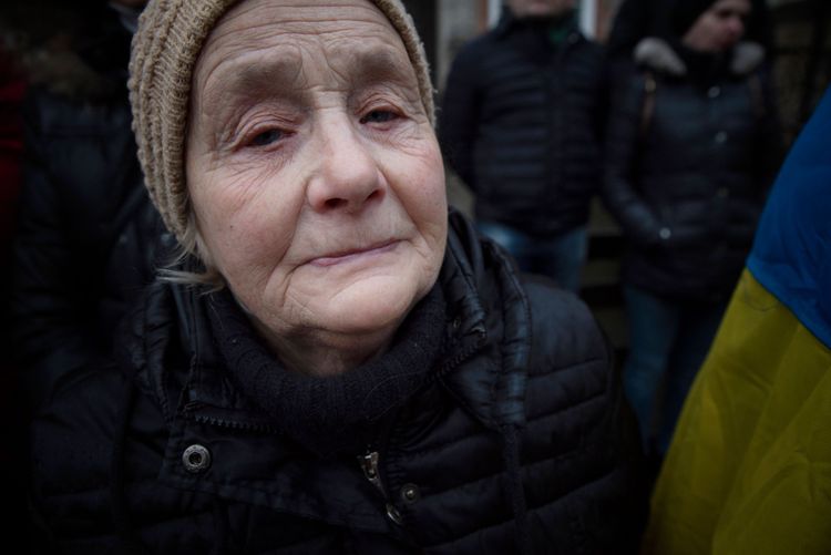 Alte Frau protestiert für die Ukraine