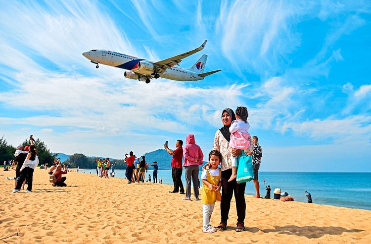 Auf Phuket landen wieder viele Ferienflieger.