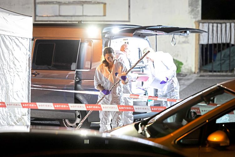 Tatortermittler untersuchen Auto in Oberösterreich