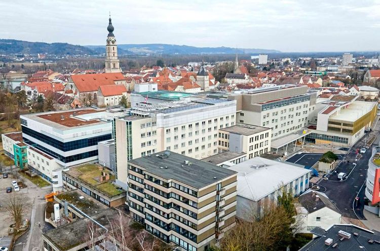 Das Krankenhaus Braunau am Inn in einer Luftaufnahme.