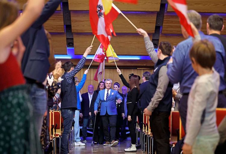 Norbert Hofer beim Einzug in das Kulturzentrum in Oberschützen. Links und rechts stehen Menschen, die Fahnen schwingen.