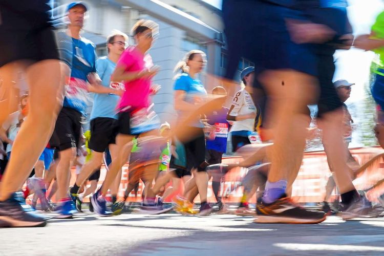 Läuferinnen und Läufer nach dem Start des Vienna City Marathons 2023