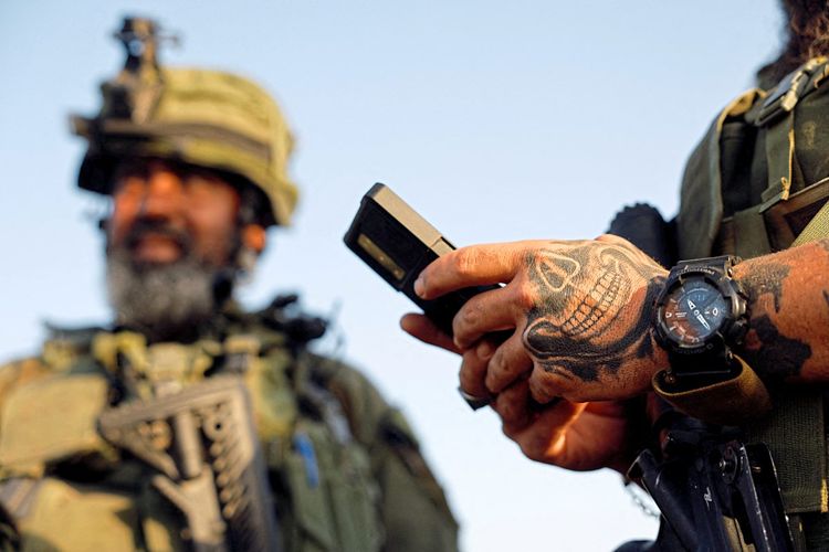 Ein israelischer Soldat hält ein Smartphone inmitten des anhaltenden Konflikts zwischen Israel und der palästinensischen Gruppe Hamas