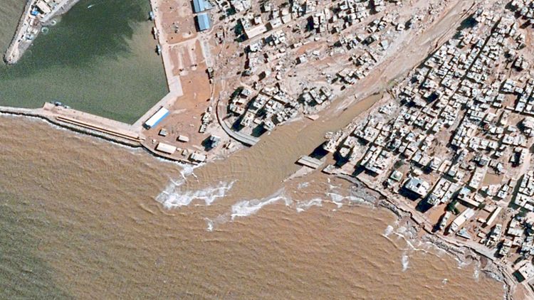 Blick von oben auf Flutkatastrophe in Libyen, Derna: Hochwasser und Überflutung von Stadtteilen.