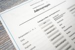 Jugendlicher lernt für Prüfung