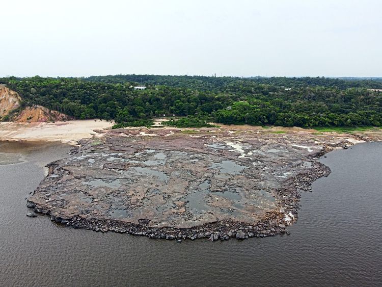 Dunkles Felsplateau am Ufer des Amazonas in Brasilien.