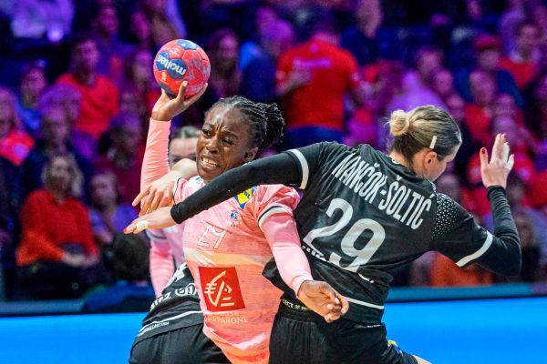 -sterreichs-Handballerinnen-halten-mit-Frankreich-nur-eine-Halbzeit-mit