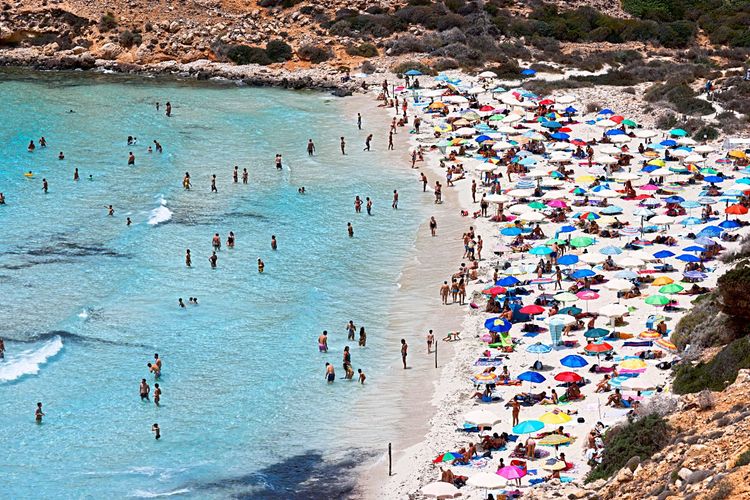 Lampedusa: Zwischen Juli und Anfang September 2023 wird es Besuchern verboten sein, für einen Zeitraum von 40 Tagen mit dem Auto oder dem Moped auf die Insel zu kommen.
