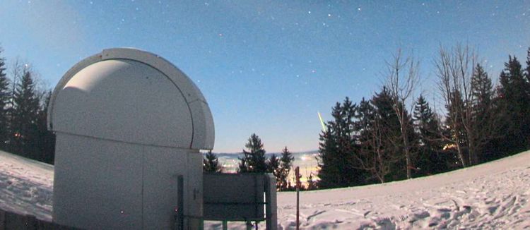 Sogar in Oberösterreich konnte der Feuerball vom 21. Jänner beobachtet werden. Dem Obmann vom Astronomischen Arbeitskreis Salzkammergut gelang diese  Aufnahme des verglühenden Asteroiden mit der All-Sky-Meteoritenortungskamera der Sternwarte Gahberg bei Weyregg am Attersee.