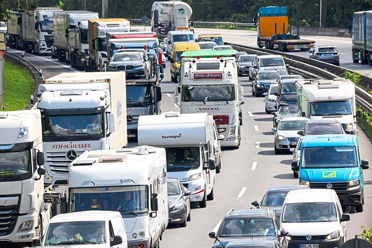 LKWs und Autos stauen auf einer mehrspurigen Autobahn