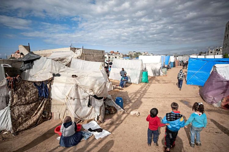 Geflüchtete und Zelte in Rafah