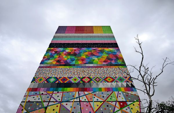 D-blinger-Hochhausruine-wurde-zum-bunten-ESC-Wahrzeichen