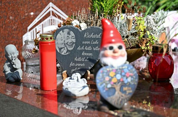 Familie-trauert-am-ersten-Todestag-von-Richard-Lugner-in-Stille