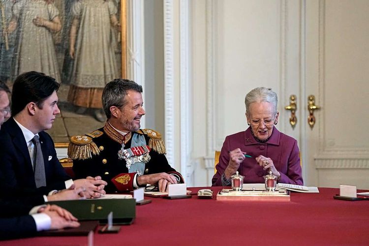 Königin Margrethe II. unterzeichnet ihre Abdankungserklärung.