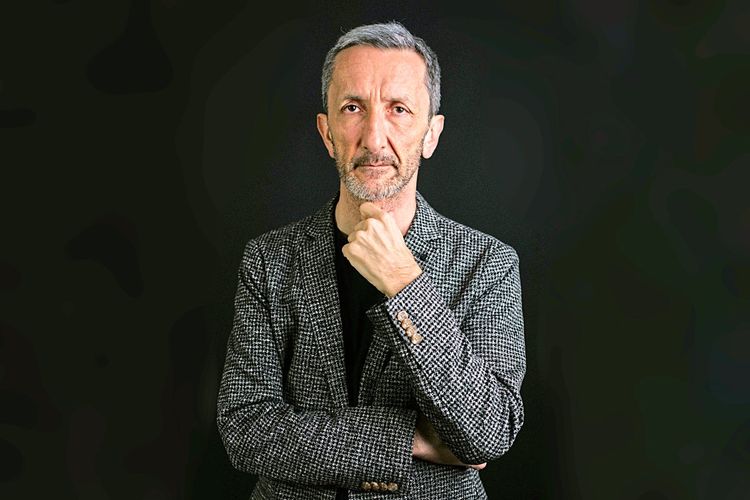 Porträtaufnahme des Psychiaters und Buchautors Michael Stuller vor schwarzem Hintergrund 