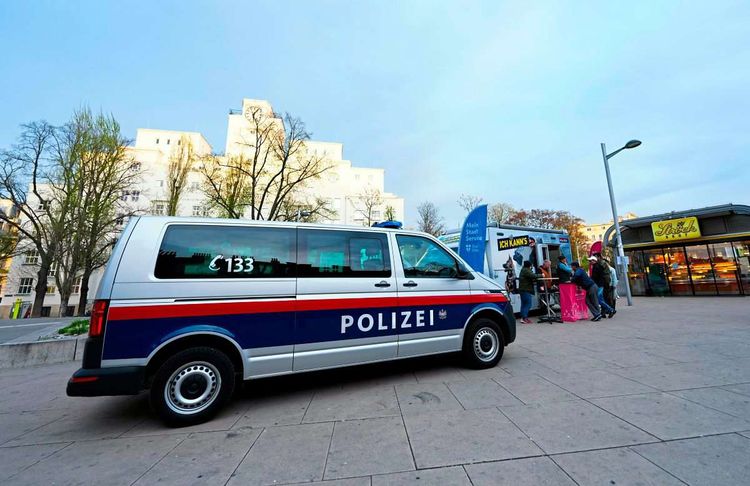 Polizei am Reumannplatz
