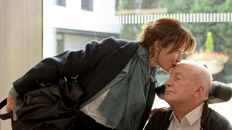 Emmanuèle (Sophie Marceau) kümmert sich fürsorglich um ihren kranken Vater (André Dussollier): 